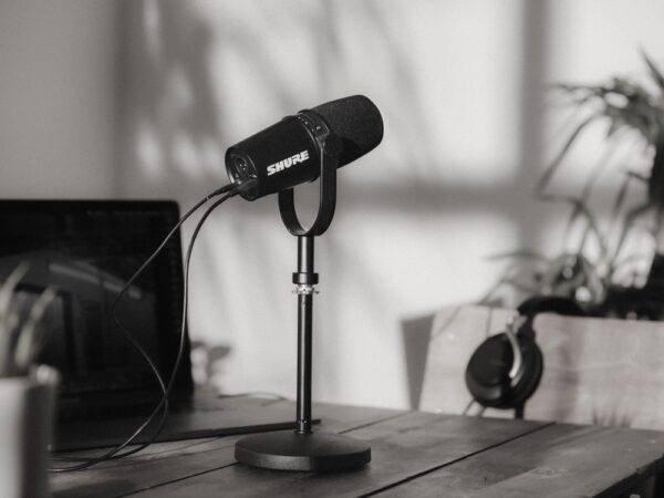 Mikrofon Podcast Shure MV7X (unggul)