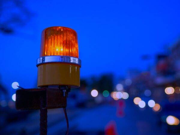 lampu peringatan pinggir jalan