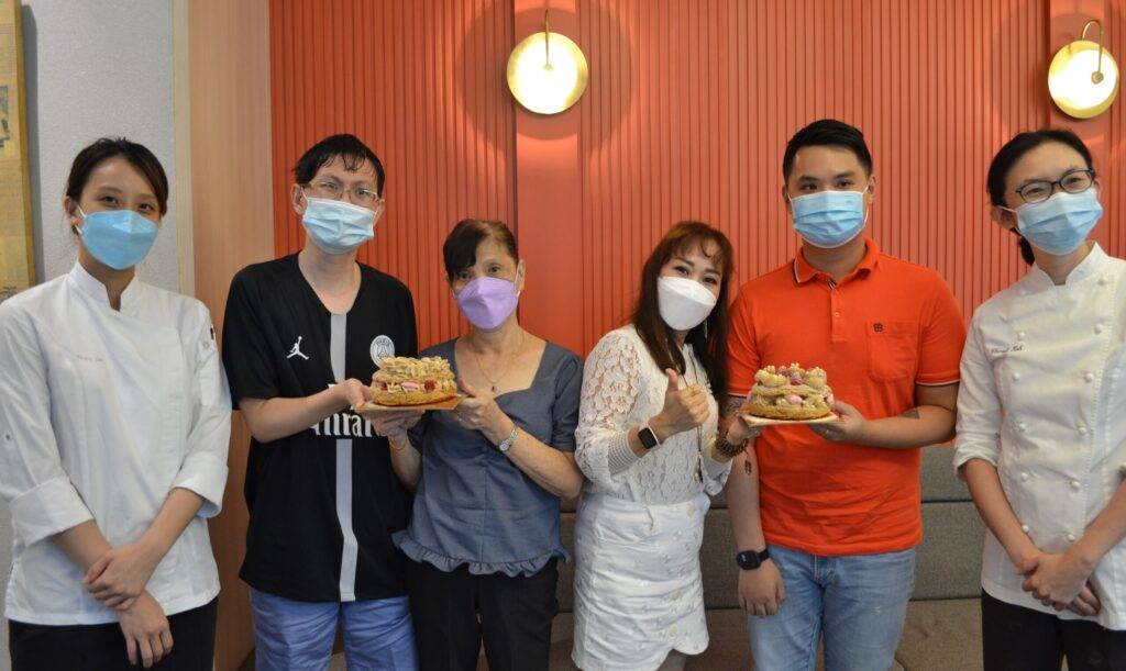 (dari kiri) Chef Kelly, Kian Yi dan ibu, ibu dan Edwin, Chef Cheryl