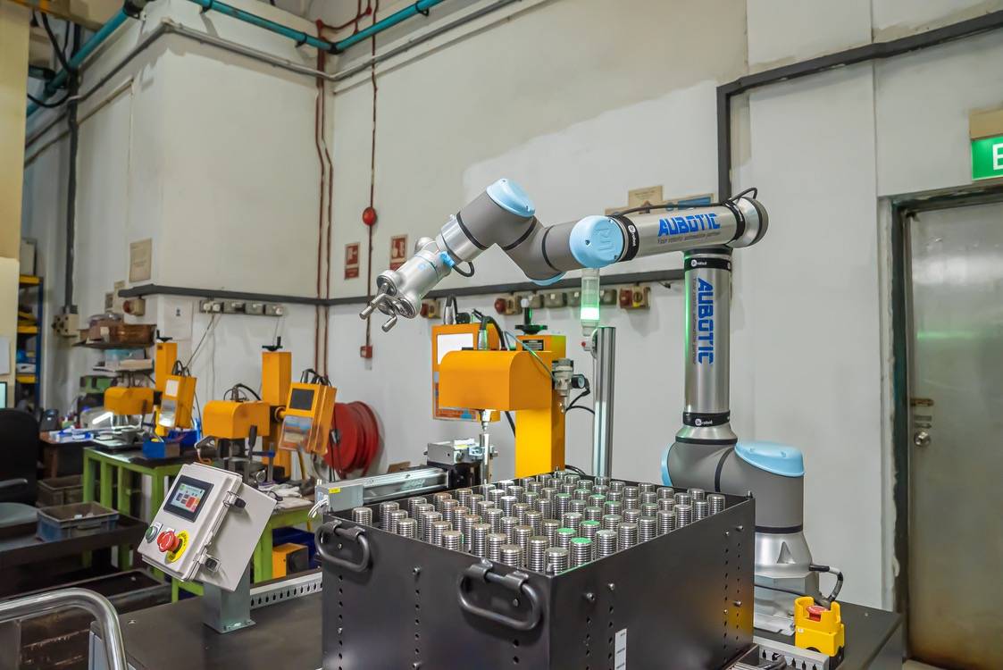 SMB Seng Heng Engineering chose Universal Robots to improve its production output