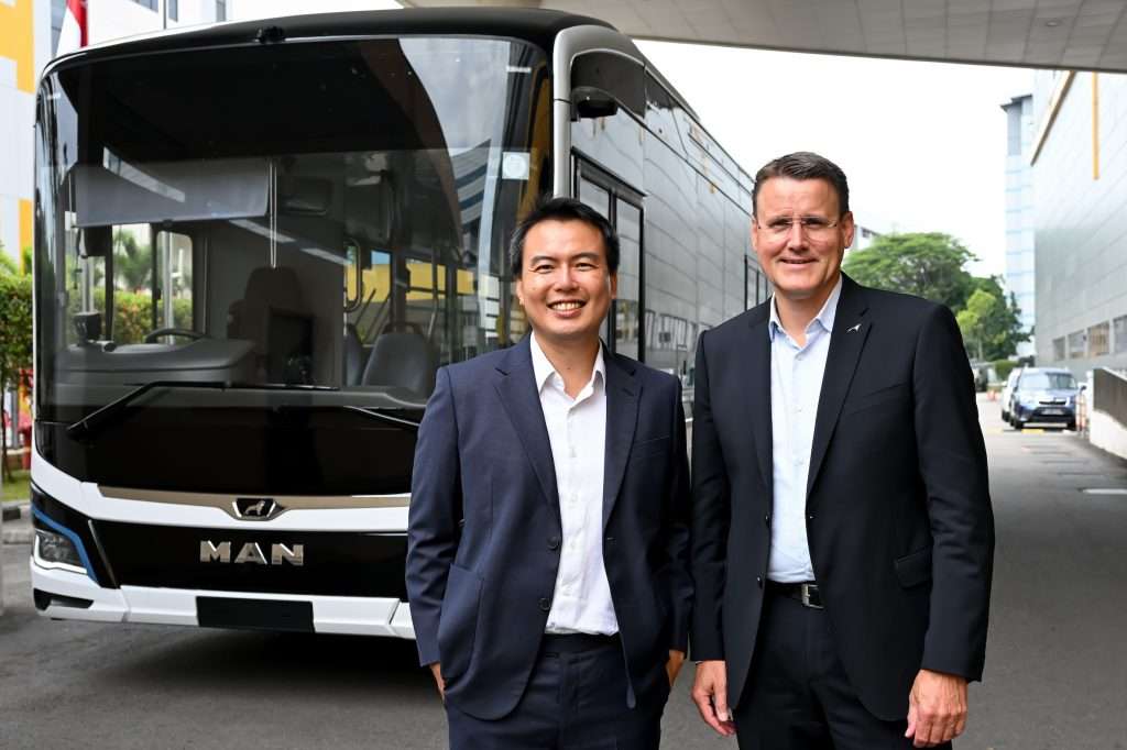 Hoe Yeen Teck, ST Engineering (left) and Alexander Vlaskamp, MAN (right), in front of the MAN E bus