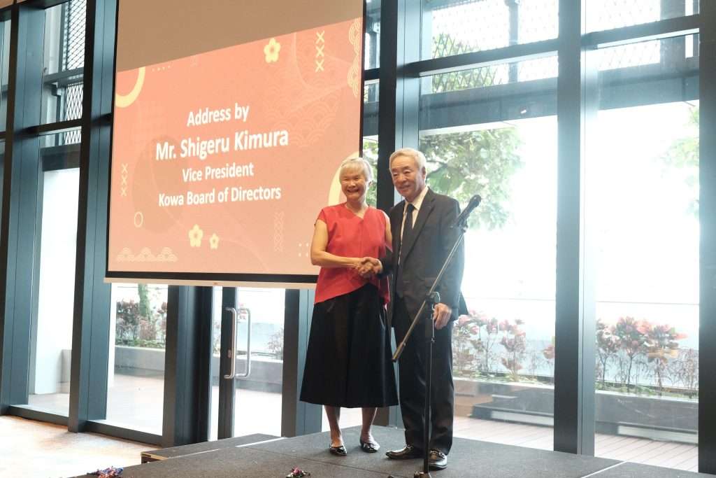 Vice-Chairman of Kowa Board of Directors, Mr. Shigeru Kimura, shakes hands with HST Medical co-founder Ms Simone Tan at the acquisition signing ceremony (Photo: HST Medical)
